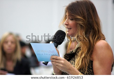 LONDON - SEPT 22: Lisa Snowdon At Eat Prey Love Premiere September 22, 2010 in Leicester Square London, England.