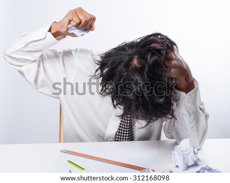 Employees to think and not Work with stress Pretending to put his hand to the head