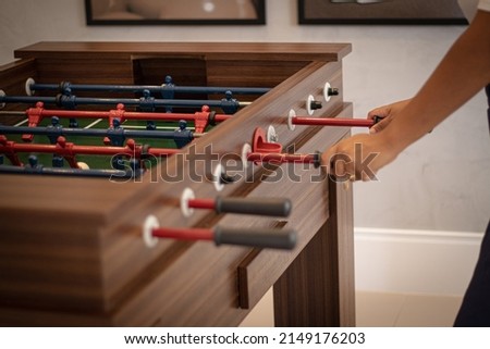 Hands of young black woman playing foosball in the game room
 Imagine de stoc © 