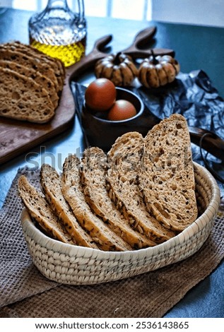 Similar – Foto Bild Sauerteigbrot Vielfalt Draufsicht auf einem blauen Hintergrund. Hausgemachtes Brot flat lay.