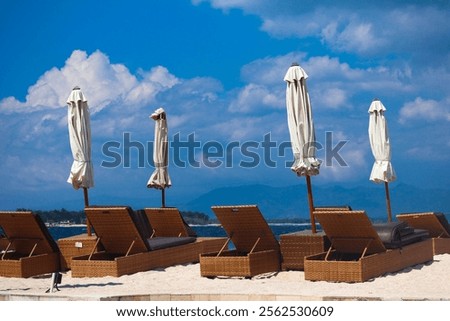 Foto Bild Teil eines weißen Sonnenschirms mit Schatten von Blättern eines Baumes hinter ihm