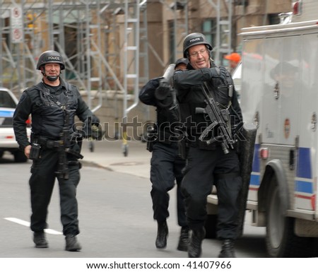 OTTAWA, CANADA - NOVEMBER 22: Ottawa police are called to a downtown hotel in response to an armed standoff on November 22, 2009 in Ottawa, Ontario, Canada.