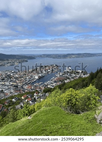 Foto Bild Erstaunliche Aussicht auf die Stadt Bergen von der Spitze des Berges Fløyen in Norwegen.