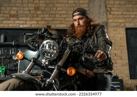 Foto Bild Bärtiger Biker im Garagenflur