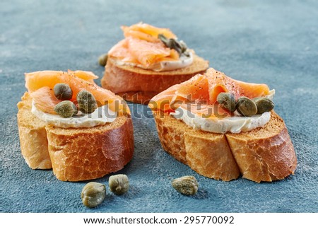 toasted bread with smoked salmon and cream cheese