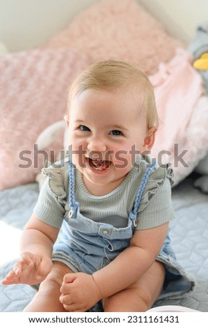 Similar – Foto Bild Ein bezauberndes Baby spielt im Garten, lacht und hält sich den Mund mit der Hand zu