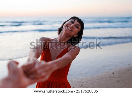 Similar – Foto Bild Folgen Sie mir. Junge Frau hält Hand und führt den Mann in die schöne, sonnenuntergangsgelbe Naturlandschaft. Ansicht von der Rückseite, POV. Romantische Paare reisen, verbringen gemeinsam Sommerferien im Freien.