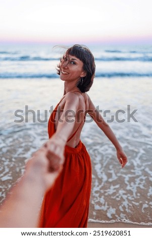 Similar – Foto Bild Folgen Sie mir. Junge Frau hält Hand und führt den Mann in die schöne, sonnenuntergangsgelbe Naturlandschaft. Ansicht von der Rückseite, POV. Romantische Paare reisen, verbringen gemeinsam Sommerferien im Freien.