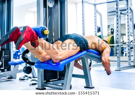 bodybuilder doing exercises on Leg