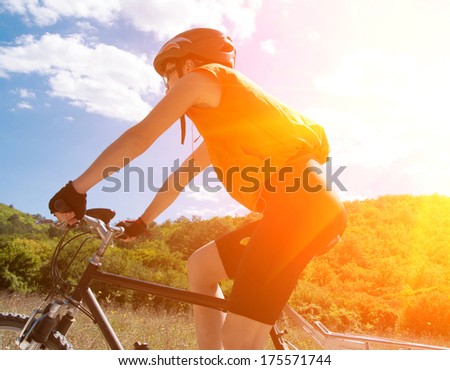 Person riding a mountiain bike on a slope