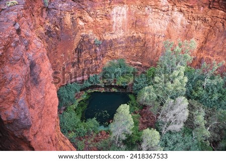 Similar – Foto Bild Wasser gefüllter Teich mit Schilfgras, Schilfrohr Gräsern in Art einer Weitwinkelaufnahme als Beispiel der Schönheit der Natur in ihren Farben und Formen mit Himmel