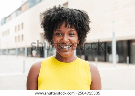 Similar – Foto Bild Fröhliche afroamerikanische Frau in dunkler Sonnenbrille