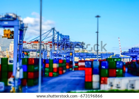 Til-shift effect view of a container terminal at the port of Genoa.
Panoramic view of a port terminal, with a particular effect that makes the view as if it were a toy Foto stock © 