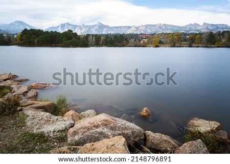 A long exposure shot of the Rocky Mountains overlooking Estes Lake at Estes Park, Colorado. Foto stock © 