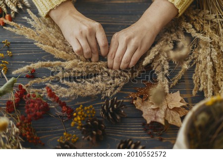 Similar – Foto Bild Ein Trockenblumenkranz hängt an einer weißen Türe