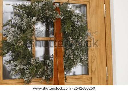 Foto Bild Weihnachtskranz, der an der Haustür hängt