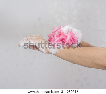 Use shower sponge to washing the hands in the bathroom No.1