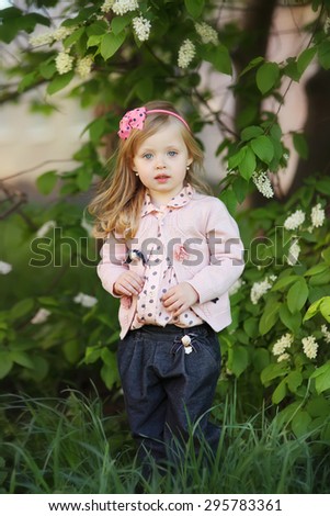 child girl near white summer flowers