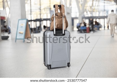 Similar – Foto Bild Zeitgenössische Flughafen-Terminalhalle.