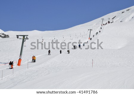 Peoples pooled up with ski lift