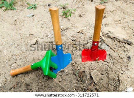 Spade shovel embroidery on the ground.