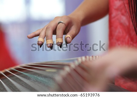 play traditional Chinese music instrument