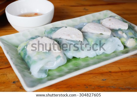 Goi Cuon - Vietnamese fresh summer rolls filled with prawns