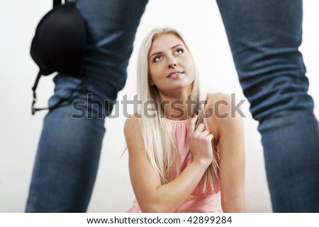 Woman is trapped by her aggresive boyfriend.