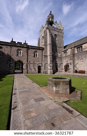 Aberdeen University New King\'s College quadrangle captured on a beautiful late summer morning. Founded in 1495 this is one of Scotland\'s oldest universities with the New King\'s building added in 1913.