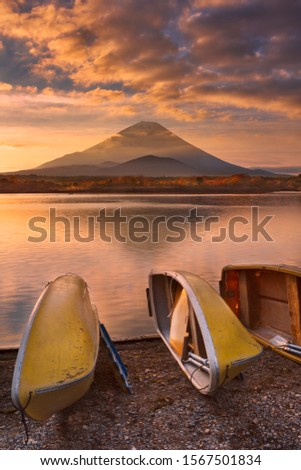 Mount Fuji (Fujisan, 富士山) photographed at sunrise from Lake Shoji (Shojiko, 精進湖). 商業照片 © 