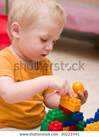 Kid plays with color blocks