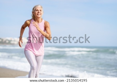 Similar – Foto Bild Ältere Frau am Ufer eines Strandes. Ältere Frau, die ihren Ruhestand an einem Strandort genießt.