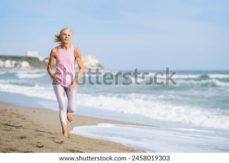 Similar – Foto Bild Ältere Frau am Ufer eines Strandes. Ältere Frau, die ihren Ruhestand an einem Strandort genießt.