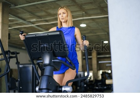 Similar – Foto Bild Frau Übung Elliptical Cardio laufen Training im Fitnessstudio