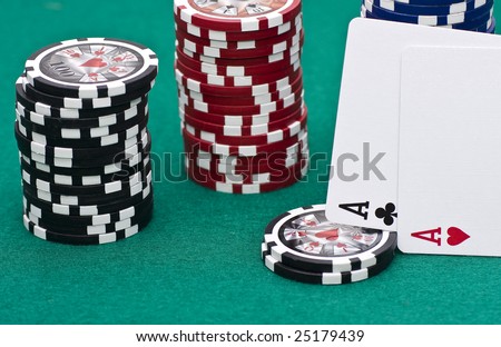 Pair of aces and many chips. The best hand in Texas Hold´em.