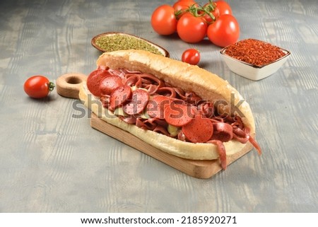 sucuk salam ekmek arası present brad sandwich sausage and doner Imagine de stoc © 