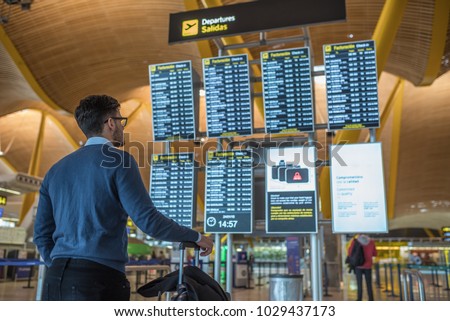 Similar – Foto Bild Flugplan im Flughafenterminal, einige Flüge haben Verspätung, Reisen um die Welt mit dem Flugzeug, Zeitplan mit Gate und Check-in Nummer