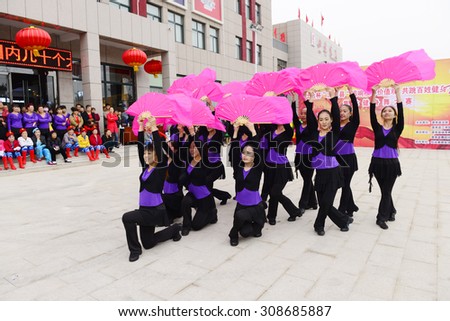 Luannan - September 29: fan group dance performances in shopping square, on September 29, 2014, the south of the luanhe river, hebei, China.