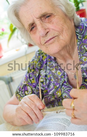old woman can\'t read the book