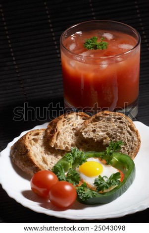 Food composition containing diet bread, green pepper, small red tomatoes, egg and tomato juice