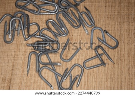 pile of heavy barbed wire staples for construction and carpentry Foto stock © 