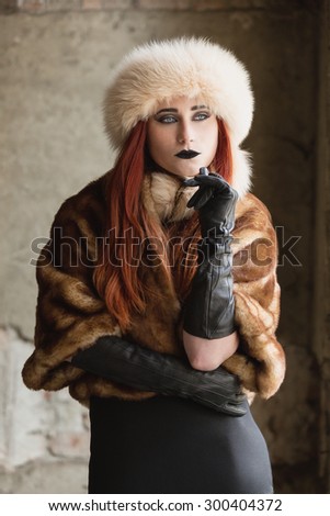 Fashion woman with hat and gloves
