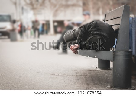 Foto Bild ein Obdachloser schläft im Eingang eines Plattenbaus in Berlin Mitte