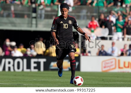 PASADENA, CA. - MAY 25: Mexico F Giovani Dos Santos #10 during the 2011 CONCACAF Gold Cup championship game on May 25, 2011 at a sold out Rose Bowl in Pasadena, CA