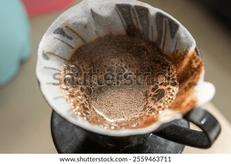 Similar – Foto Bild Zubereitungsprozess von V60-Kaffee, Filterkaffee, Aufgießen von heißem Wasser auf den Kaffee