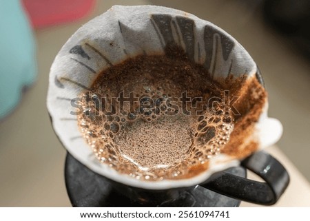 Similar – Foto Bild Zubereitungsprozess von V60-Kaffee, Filterkaffee, Aufgießen von heißem Wasser auf den Kaffee