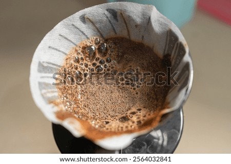 Foto Bild Zubereitungsprozess von V60-Kaffee, Filterkaffee, Aufgießen von heißem Wasser auf den Kaffee