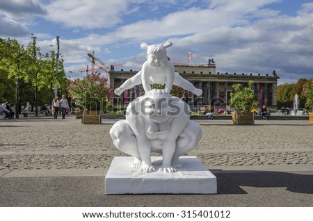 Berlin, Deutschland -  September 8, 2015: Fat Ladies im Lustgarten. Die lebensfrohen \