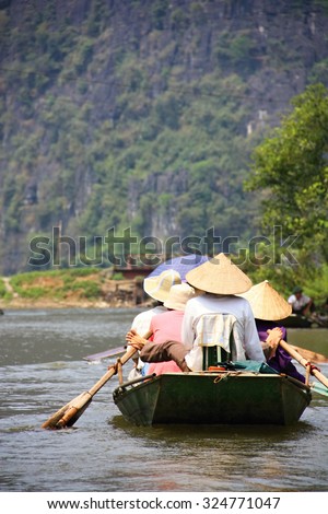 Ning Bing VIETNAM 16 April\
An unidentified woman and man Paddle boats take tourists Watch the rice fields and hills.