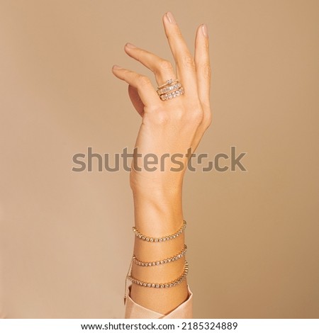 wighte Diamond Tennis Bracelet and Diamond Ring Wear in my sister hand with Light brown background  Foto stock © 